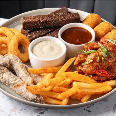 Ассорти горячих закусок М в BEERMAN&Schlitz по цене 990 ₽