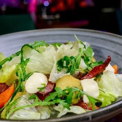 Салат с колбасками в Urban по цене 450 ₽