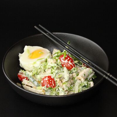 Теплый салат с курицей и яйцом пашот в Оsaka по цене 490 ₽