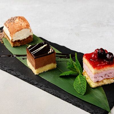 Ассорти из мини-десертов в Sushi & More по цене 290 ₽