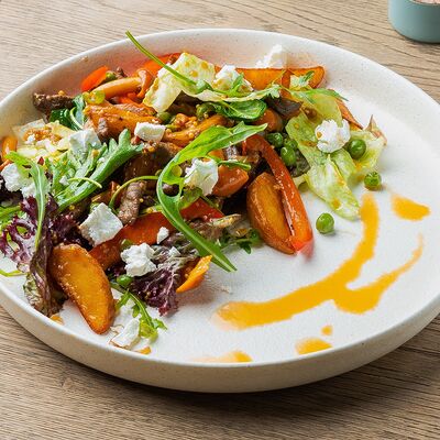 Тёплый салат с говядиной в Blackberry по цене 650 ₽