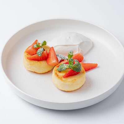 Сырники с клубникой в VASILCHUKI Chaihona №1 по цене 550 ₽