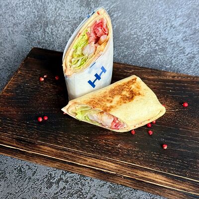 Тортилья-ролл с жареными креветками, зеленым луком и азиатским айоли в The Brasserie по цене 490 ₽