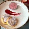 Сырники из рикотты с вишневой сметаной в Моне по цене 390