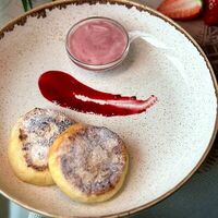 Сырники из рикотты с вишневой сметаной в Моне