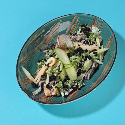 Салат с копченым кальмаром, древесными грибами и свежим огурцом в Kiss по цене 390