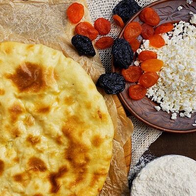 Осетинский пирог Творог с курагой и черносливом в Осетинские пироги по цене 870 ₽