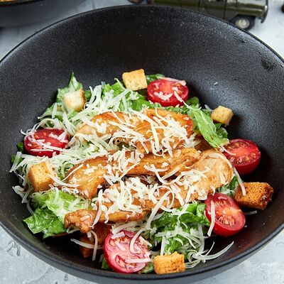 Салат Цезарь с курицей в ЕрмолаевЪ Генштаб по цене 490 ₽