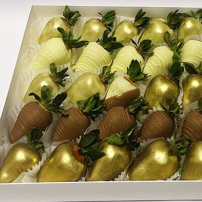 Клубника в белом и молочном шоколаде Золото в Кондитерская VO по цене 4180 ₽