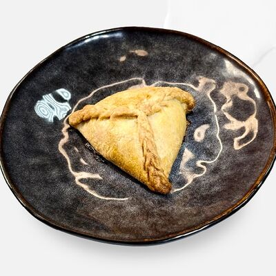 Треугольник с говядиной в Caviar по цене 280 ₽