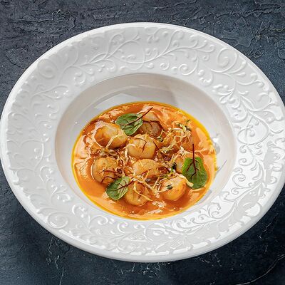 Обжаренный гребешок с кремом из кореньев и сеном из лука в Этажи по цене 1190 ₽