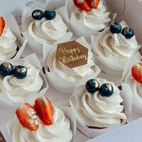 9 Капкейков Happy Birthday с клубникой и голубикойв The.cakes_spb