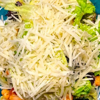 Цезарь с курицей в Шафран по цене 580 ₽