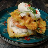 Картофельные вафли с цыплёнком и яйцом пашот в Вкус кафе