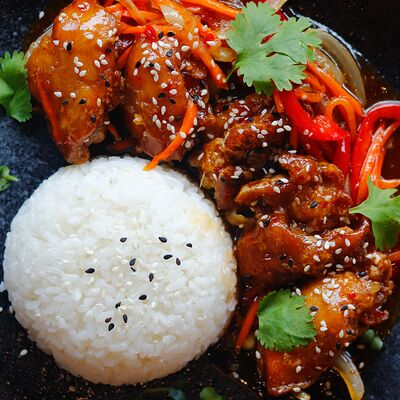 Курица с овощами по-азиатски с рисом в Bun по цене 490 ₽