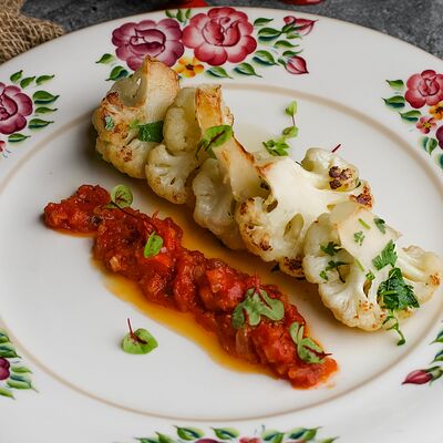 Жареная цветная капуста с томатной сальсой в Катюша Katyusha по цене 420