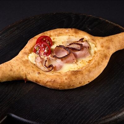 хачапури по-аджарский с беконом в ЛАЛИКО ГРУЗИНСКАЯ КУХНЯ по цене 840 ₽