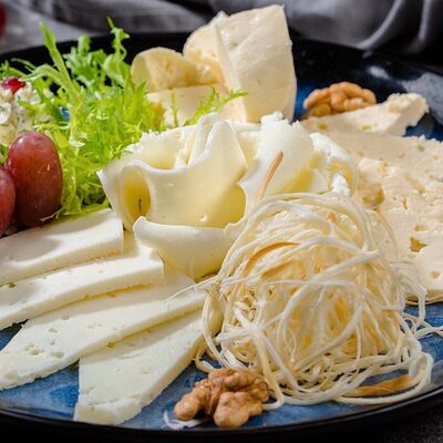 Сырное ассорти Кавказа в Кавказский аппетит по цене 560 ₽