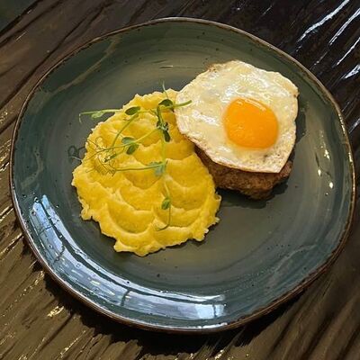 Бифштекс с яйцом, картофельное пюре в Длинный нос по цене 380 ₽