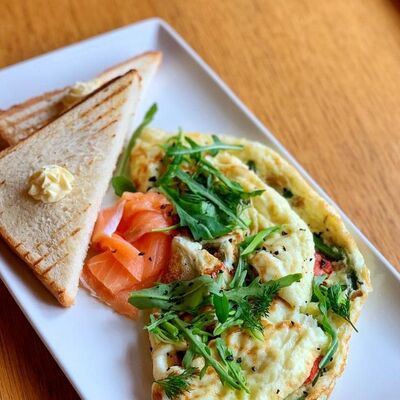 Норвежский омлет с лососем в Тревеллерс кофе по цене 629 ₽