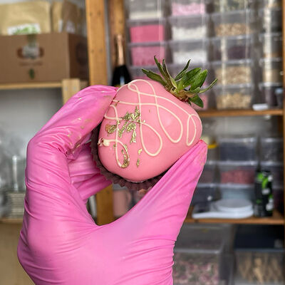 Клубника в розовом шоколаде в Myloverberry по цене 7 р.