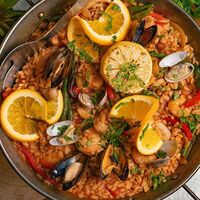 Паэлья с морепродуктами, шафраном и овощами в Барслона