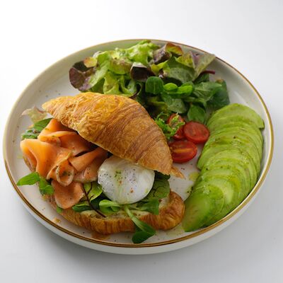 Круассан с лососем и авокадо в Rabbit по цене 4790 ₸