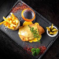Куриный шницель с сыром и беконом в Clever Irish Pub