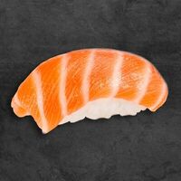 Суши с лососем в TOKO Sushi