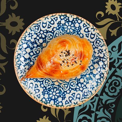 Самса с курицей в Татлы Чорсу Халяль по цене 179 ₽