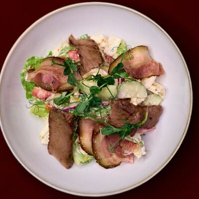 Салат с телятиной, беконом и свежими овощами в BBQ Bar по цене 550 ₽