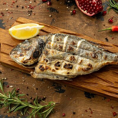 Дорадо на мангале в Вкусно есть всё на углях по цене 1520 ₽