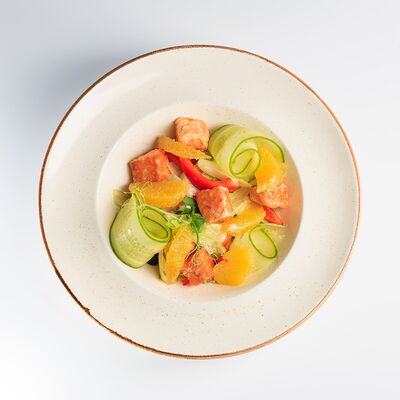 Салат с форелью с цитрусовой заправкой в Семейный ресторан Tiki&Taki по цене 750 ₽