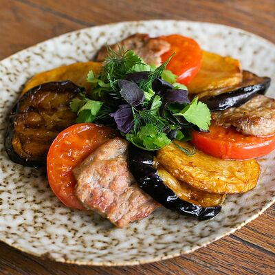 Аджапсандал с телятиной и медальонами из овощей в Дюшес по цене 720