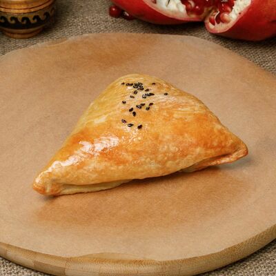 Самса с пряной говядиной в Шашлычный дворик по цене 190 ₽