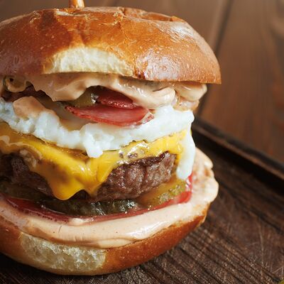 Бургер с яйцом и беконом в Первый сырный бар Friends по цене 850 ₽