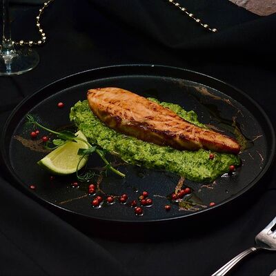 Стейк из лосося с тартаром из кабачка и сливочным шпинатом в Правда по цене 1300 ₽