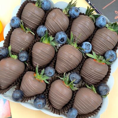 Клубника в шоколаде Callebaut №165-12 в TRIKOROBOCHKI по цене 1500 ₽