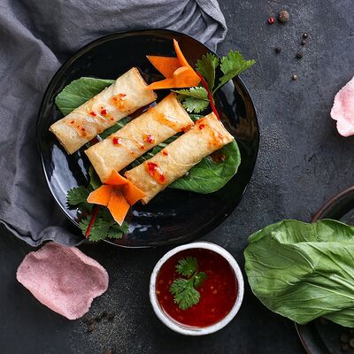 Спринг ролл с курицей и креветками Д в Hungry Dragon по цене 480 ₽