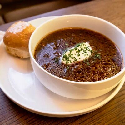 Борщ с разварной говядиной и сметаной в Миллениал по цене 580 ₽