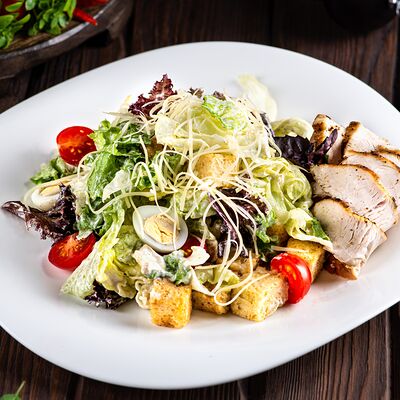 Цезарь с цыпленком гриль в Boochino по цене 450 ₽