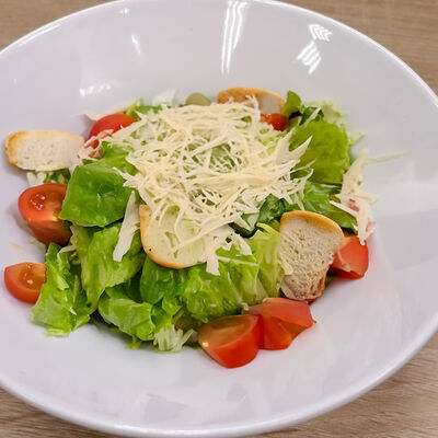 Салат цезарь с курицей в Пиццерия «Зелень» по цене 459 ₽