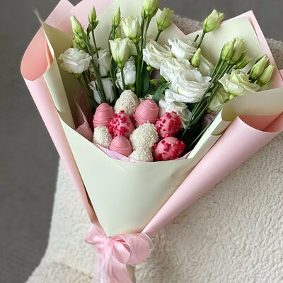 Букет с цветами и клубникой в шоколаде Рейчелв Клубника по цене 5590 ₽