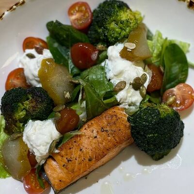 Салат со стейком форели, томатами ким чи и пряным кремом в MON PARIS по цене 890 ₽