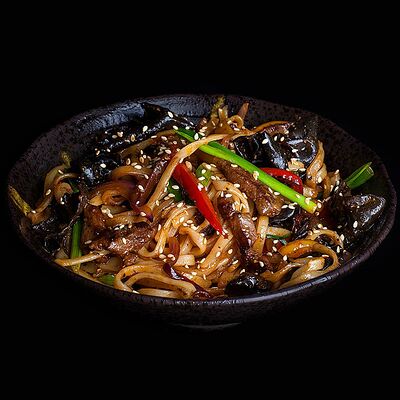 Лапша удон с говядиной в Nishiki по цене 750 ₽