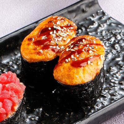 Запеченные суши с тунцом в Чайхана Пахвала по цене 440 ₽