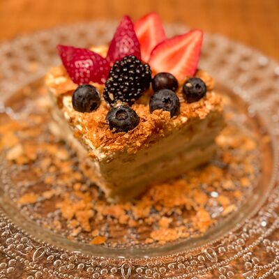 Наполеон с сезонными ягодами и заварным кремом в Гусь в яблоках по цене 830 ₽