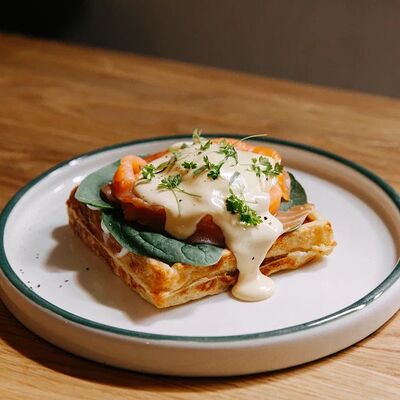 Вафля Бенедикт с лососем в SOVA по цене 890 ₽