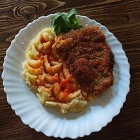 Куриная отбивная с гарниром в Тройка