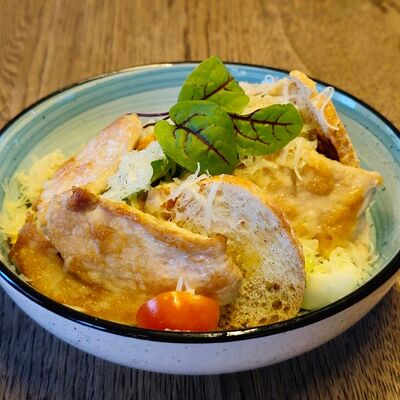 Салат Цезарь с курицей в Море Есть по цене 690 ₽